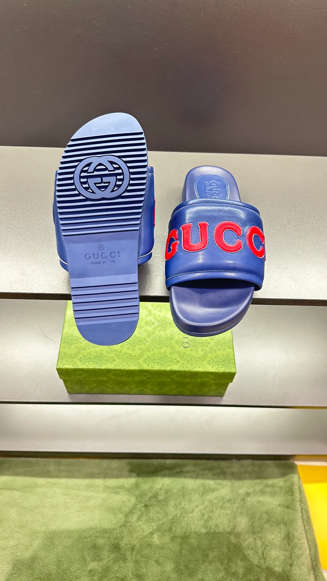 [G Family Couple Style] P: 320💰Female size 36~40 Men's size 39~45, (46. Custom-made GG slippers for men and women. This slipper is made of GG polyester fiber and is decorated with a Gucci label on the front, which adds a striking logo feel to the style. Beige GG recycled polyester fiber, same size for men and women, leather trim